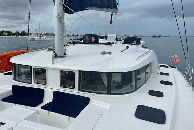 5 Hr Private Catamaran Cruise with lunch and drinks to 15-20 ppl - Boarding and meeting in Colonos Cuzamil (F2XP+2V)