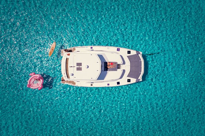 Cozumel All Inclusive: Coast & Relax 4h on 51' Leopard - Flybridge Sun vs. Lounge Shade: The Comfort That Makes Relaxation Real