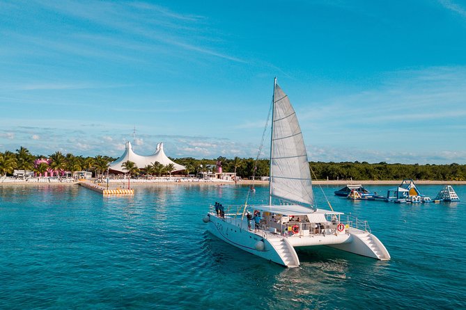 Cozumel Catamaran Snorkeling Tour & lunch - Lunch and drinks at the beach club: the part that can feel busy