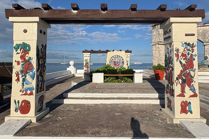 History walking - Foodie Cozumel tour - Stop 3: Benito Juarez Park snack detour with local fried favorites